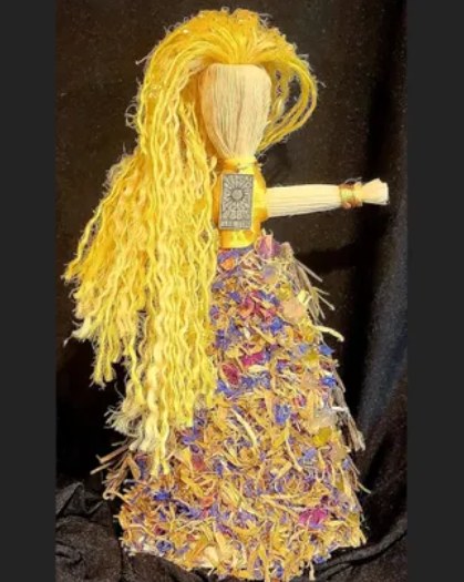 Doll of the goddess &Aacute;ine: long yellow hair, a skirt of blue and gold flowers